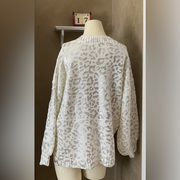 Andthewhy Silver leopardCheetah print sweater with balloon sleeve. Oversized fit - Picture 3 of 16